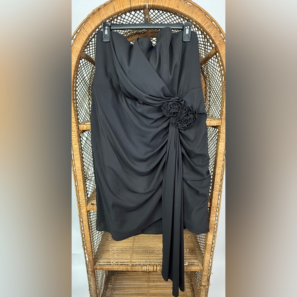 ELOQUII Strapless Black Rosette Side Train Cocktail Dress Size 16 EUC - Picture 4 of 6